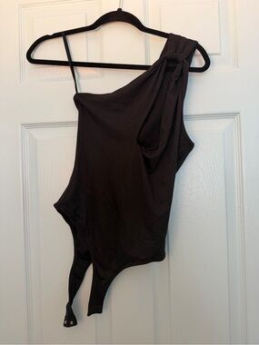 JLUXLABEL Black One-Shoulder Knotted Bodysuit